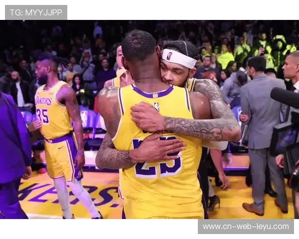 英格拉姆与巴雷特联手三分火力全开 半场狂砍31分助力球队领先